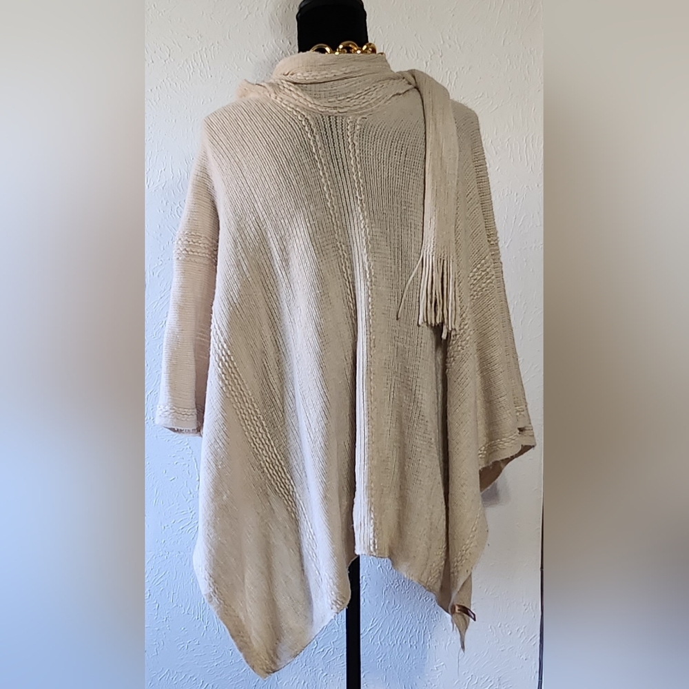 Creme color poncho - Picture 3 of 4